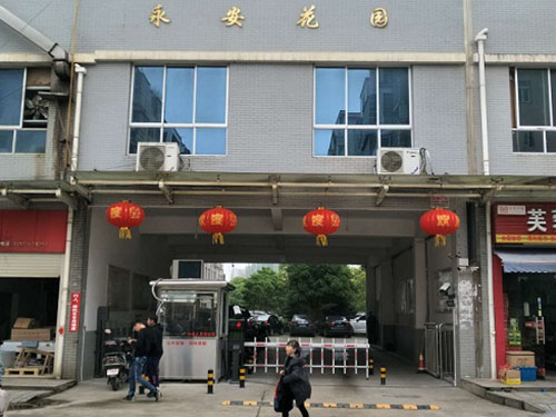 湖南浏阳市永安花园一进一出高清车牌识别+广告电动门